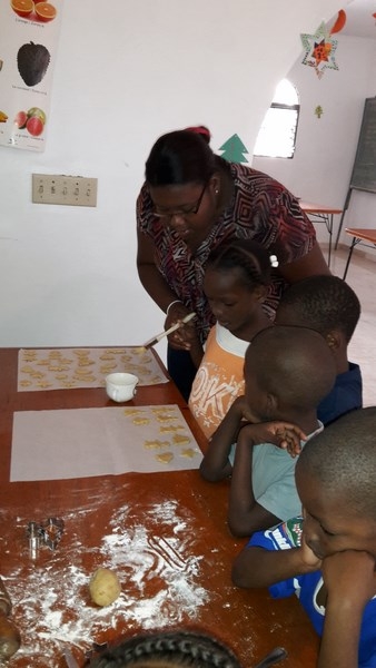 Sagine passe les biscuits à l'oeuf avec l'aide de Sarah