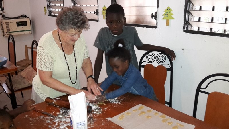 Sarafina heureuse de faire les biscuits avec mamie Yvonne