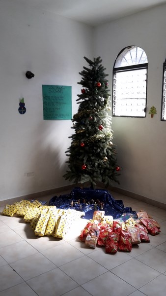 le beau sapin et les cadeaux pour chaque enfant, grâce à vous....