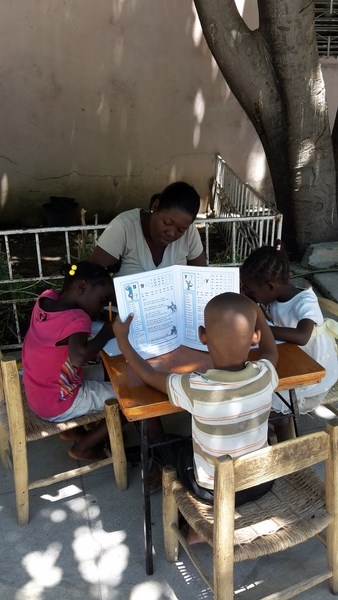 leçon de lecture sous les arbres